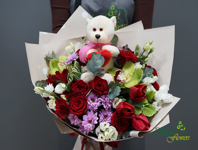 Букет с мишкой,  с розами, эустомой, хризантемой и орхидеей Фото